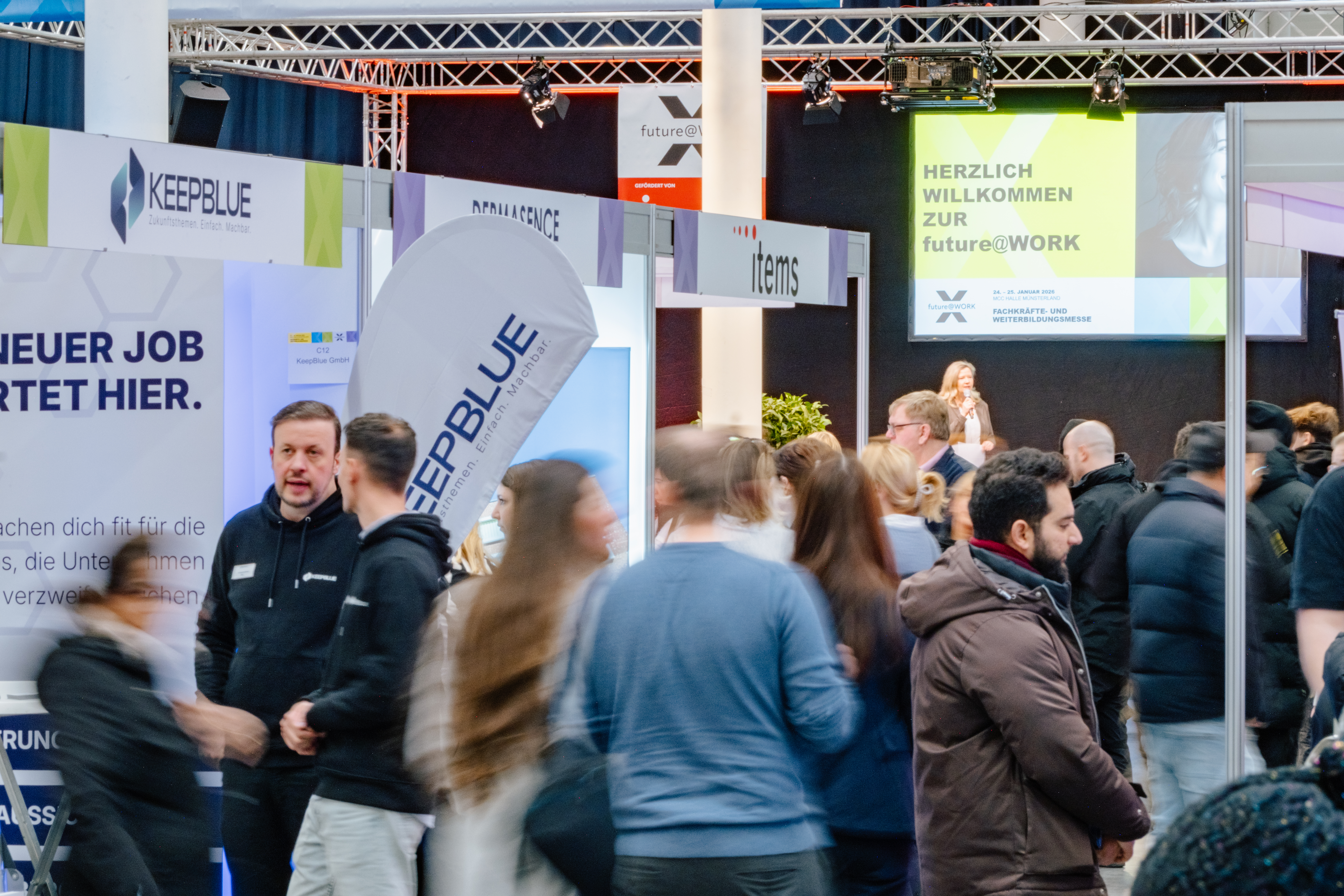 Besucherinnen und Besucher auf der future@WORK