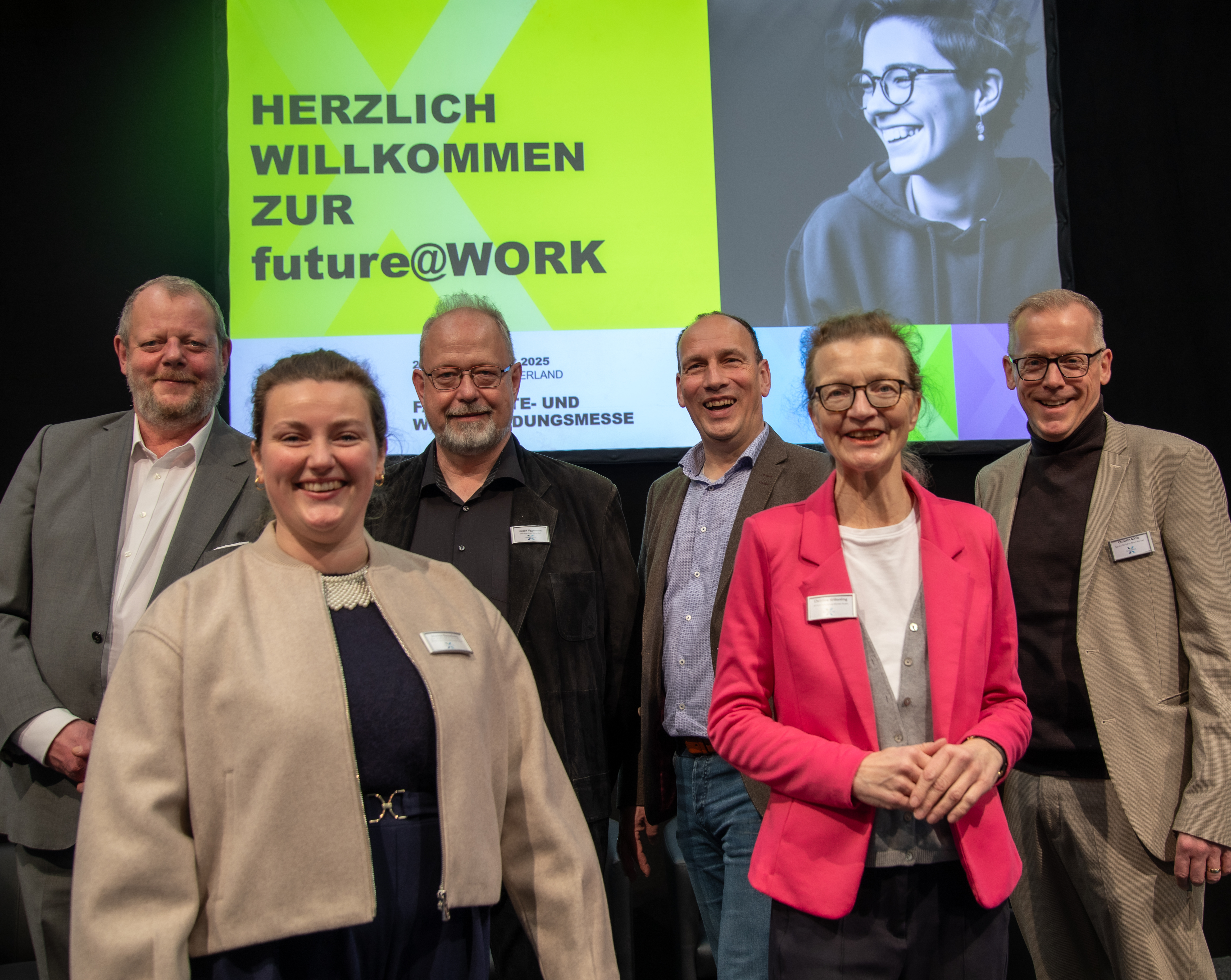 Gespräch an einem Messestand der future@WORK